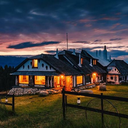 Amfiteatrul Transilvania Villa Moieciu de Jos Luaran gambar