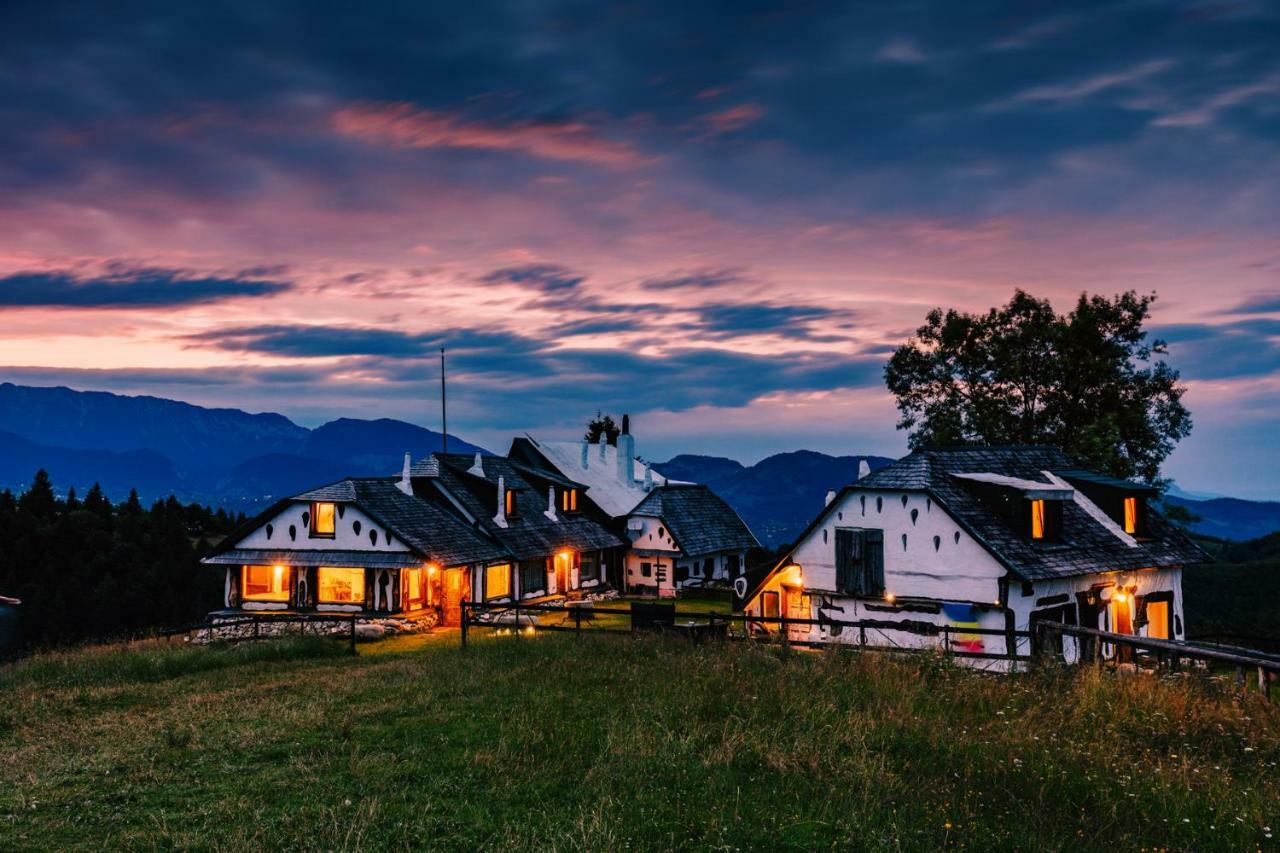 Amfiteatrul Transilvania Villa Moieciu de Jos Luaran gambar